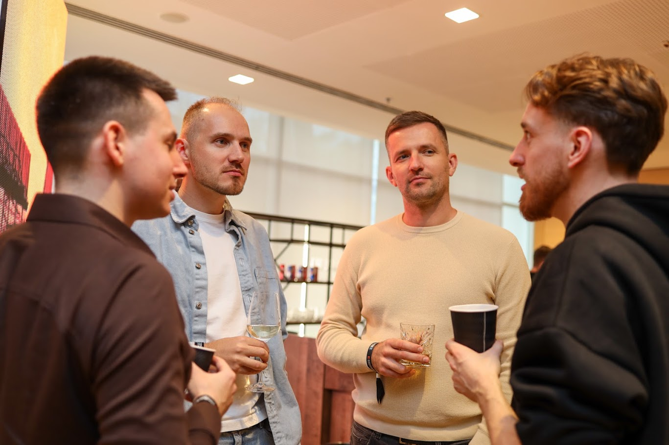 Учасники Ecommerce Conference спілкуються під час нетворкінгу